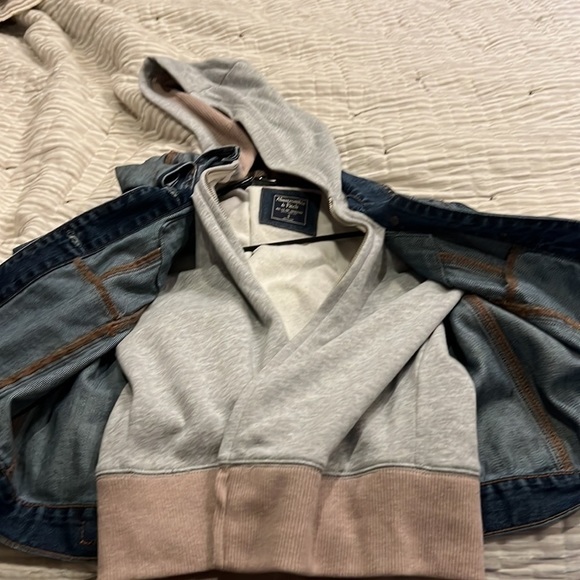 Abercrombie and Fitch Jean Jacket with hoodie Size S - Picture 7 of 7